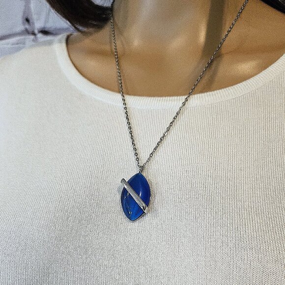 NECKLACE - Blue teardrop pendant with metal detailing - Picture 3 of 6